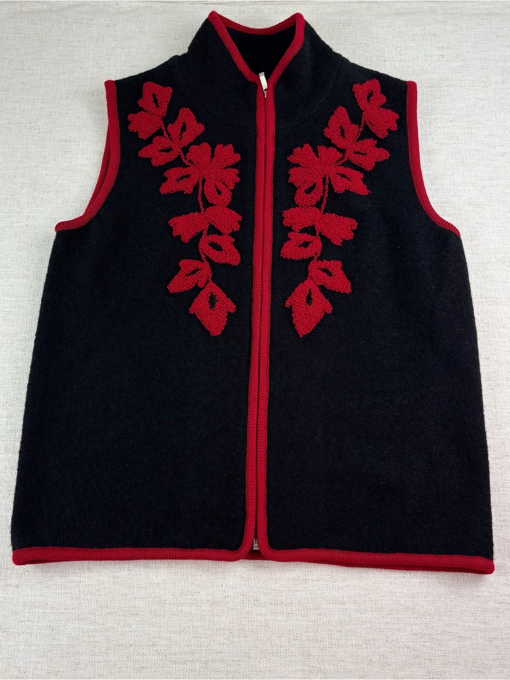 Tally Ho‎ women's M 100% wool Vest with red floral details